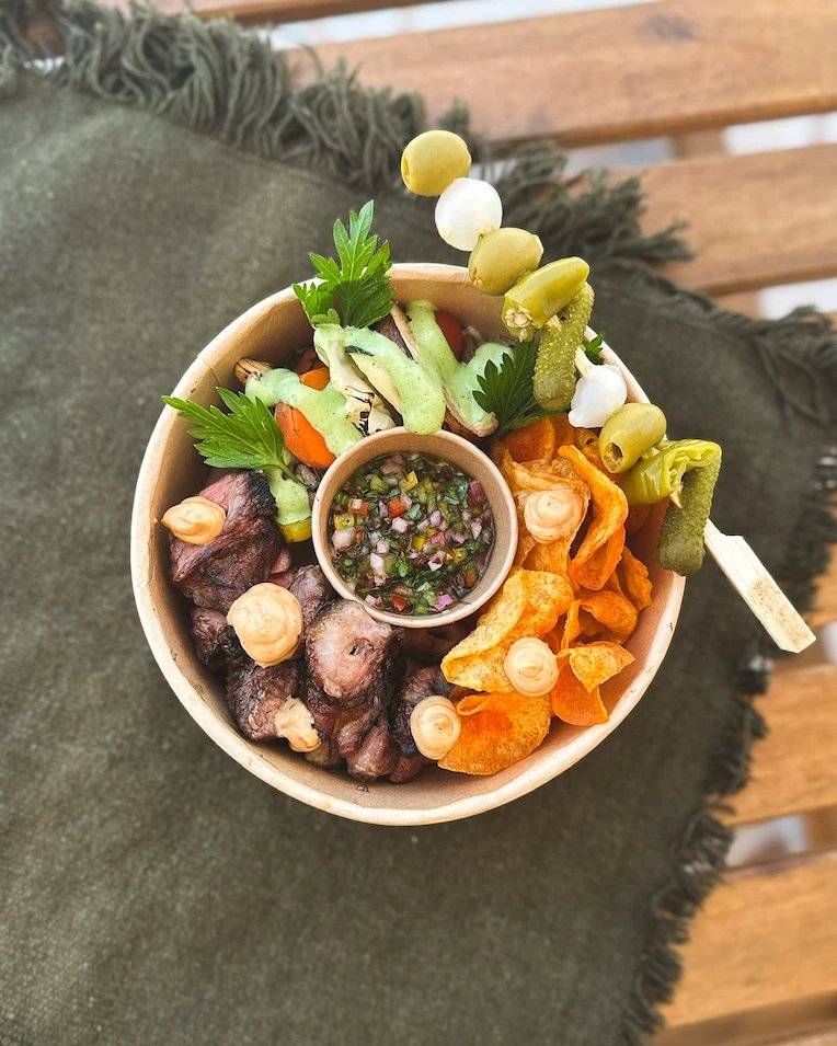 Bowl com espeto de carne, espeto mix de vegetais, chips e vinagrete