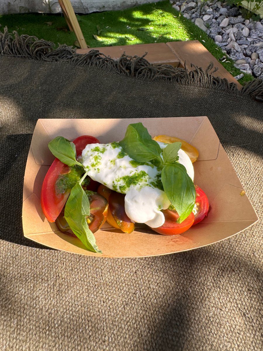Burrata com tomates coloridos e manjericão