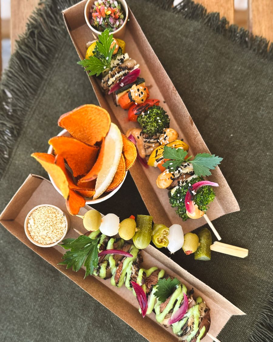 Espeto mix de cogumelos com maionese de ervas e espeto mix de vegetais com sementes de sésamo, em caixas