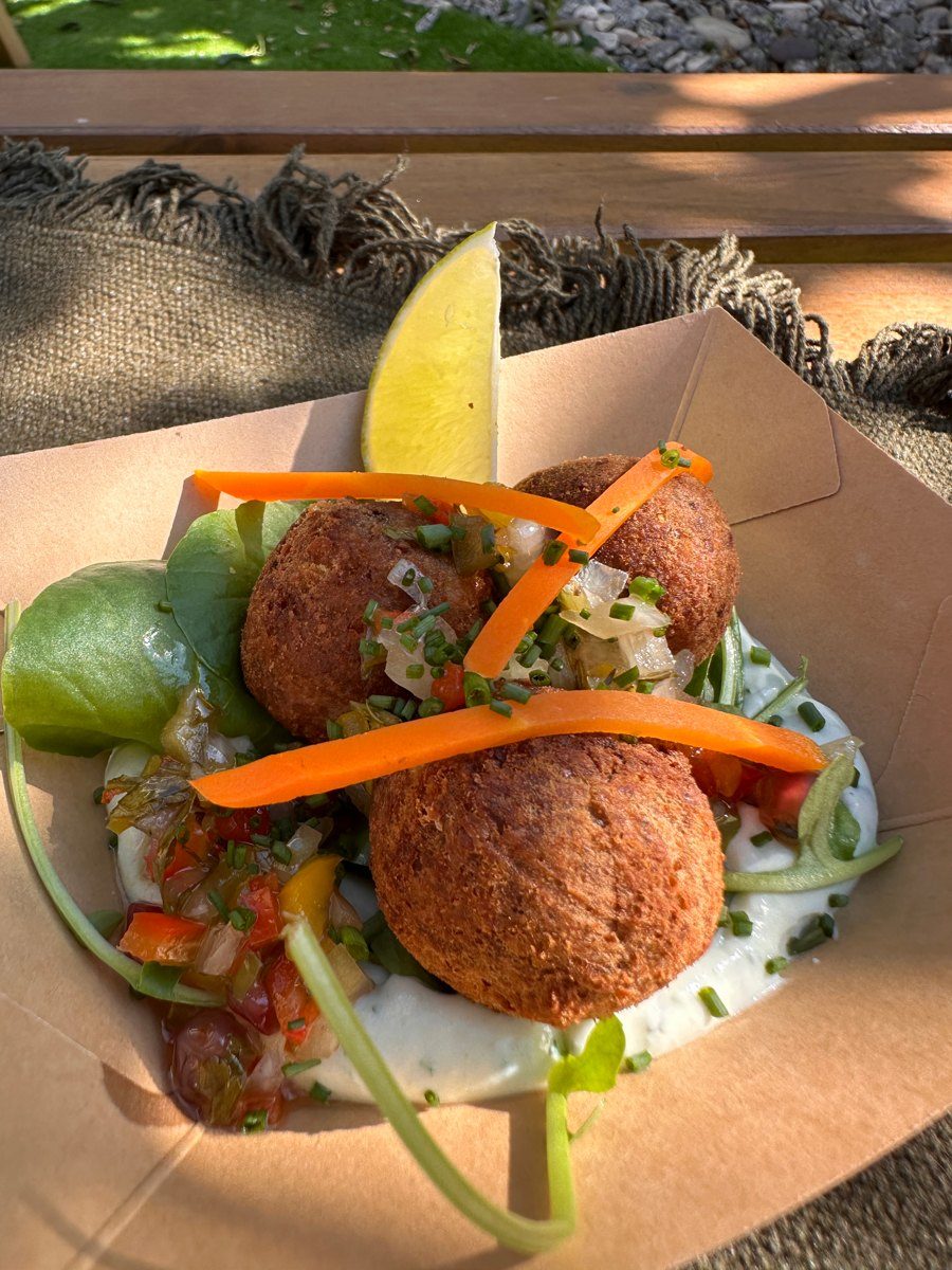 Falafel com queijo de cabra, cenoura e lima
