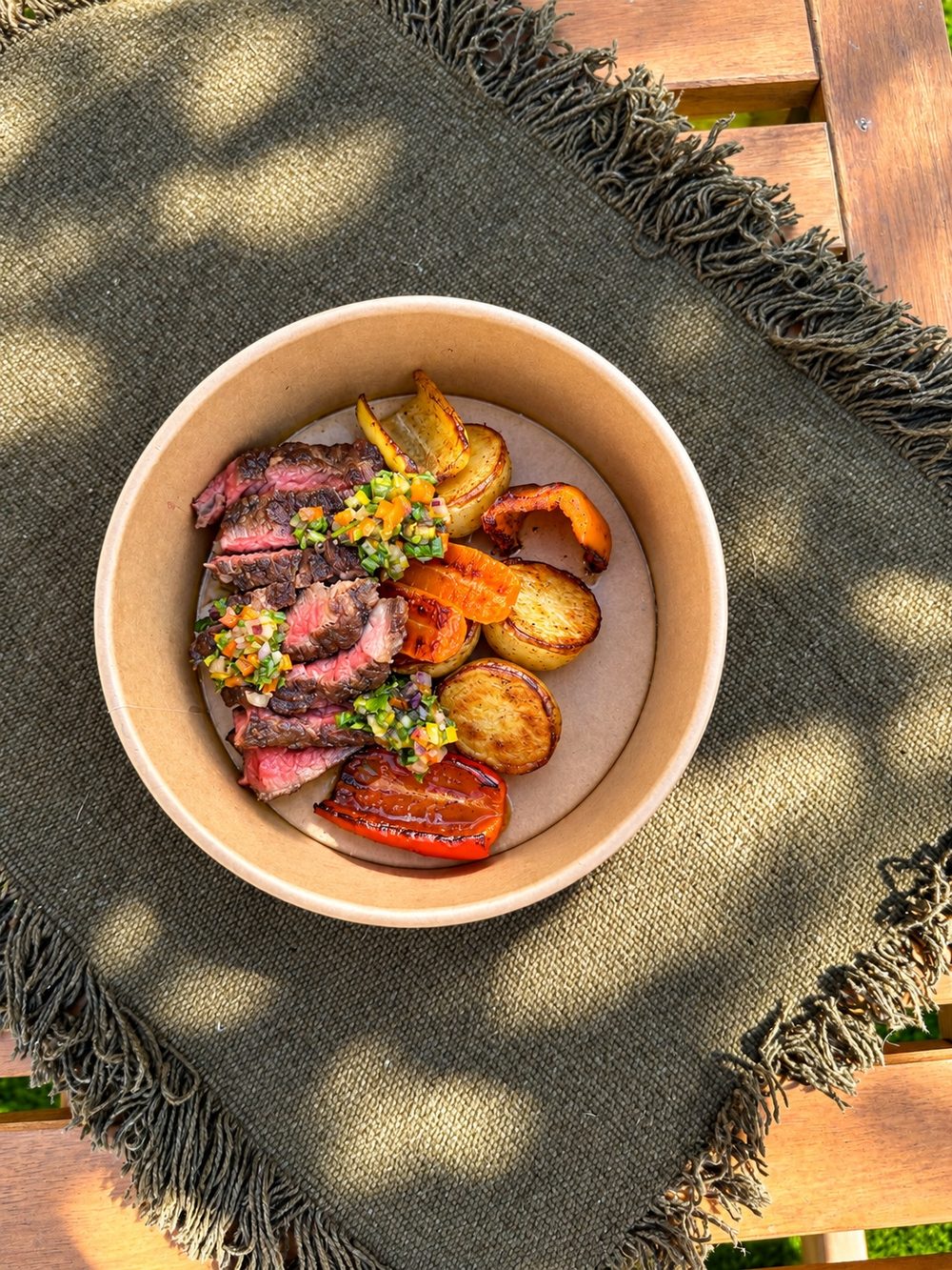 Flat iron grelhado e fatiado com cenoura e tomate assados e chimichurri