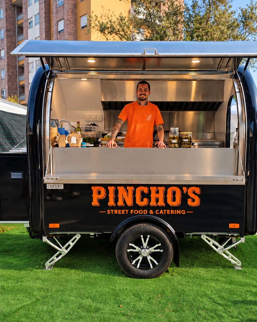 A food truck preta da Pincho's aberta, com o chef Anderson ao balcão