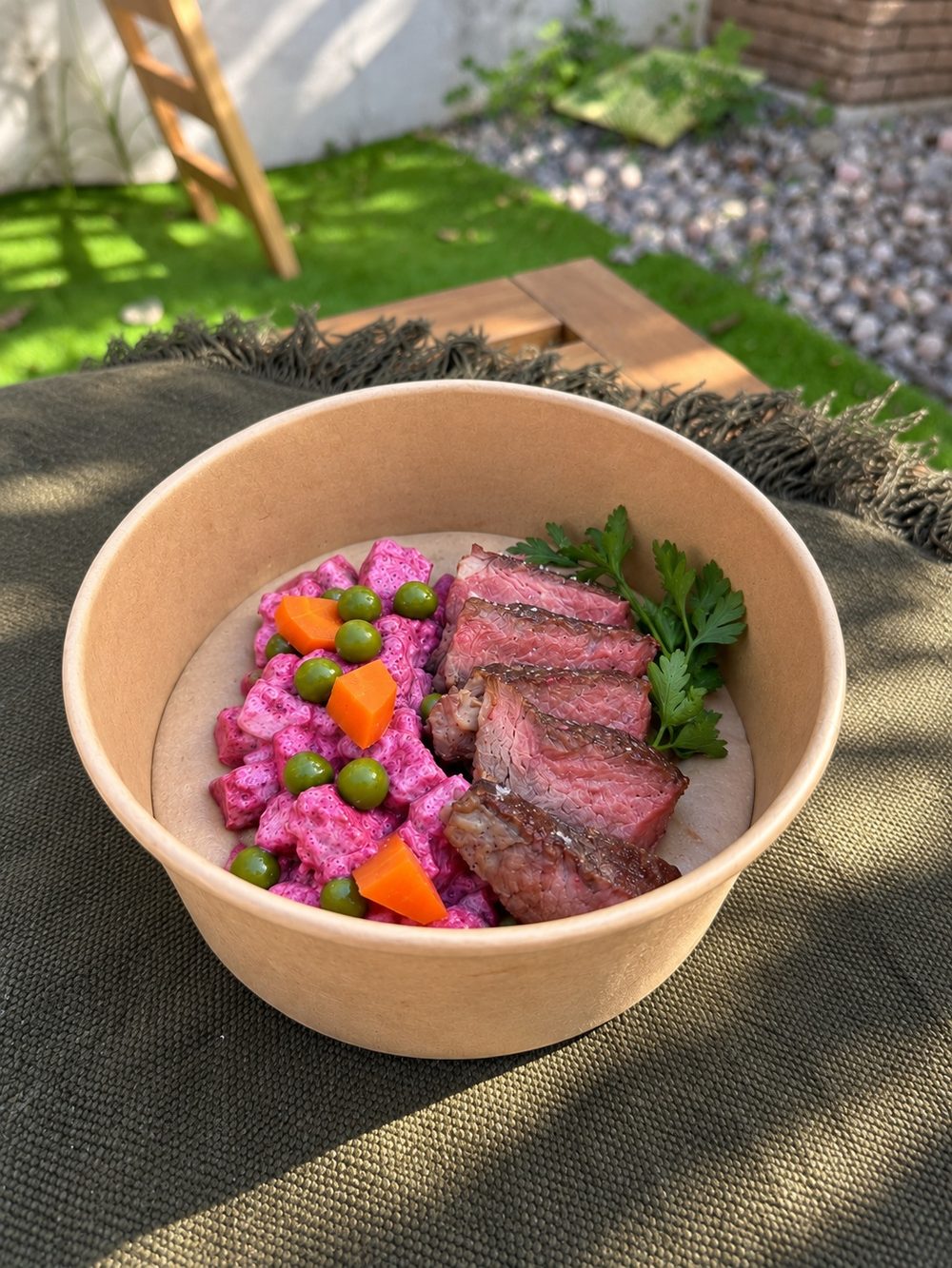 Maminha grelhada fatiada sobre salada russa de beterraba, com ervilhas e cenoura
