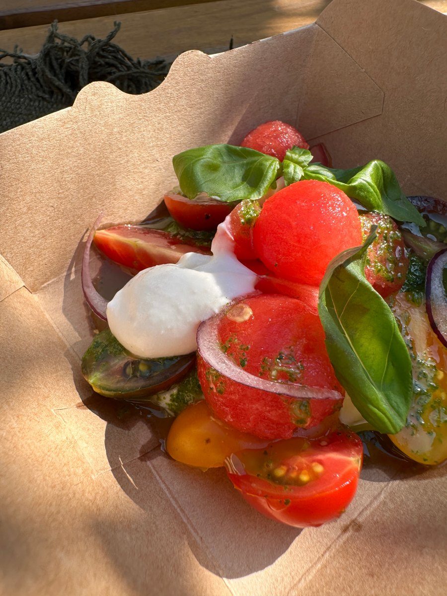 Salada de tomates e melancia com queijo fresco e manjericão