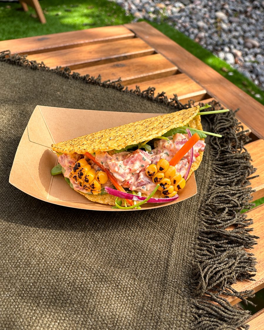 Taco crocante de atum com milho grelhado, numa caixa