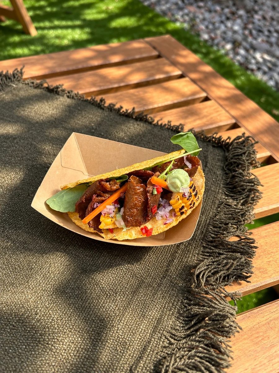Taco de carne com cenoura e cebola roxa, numa caixa