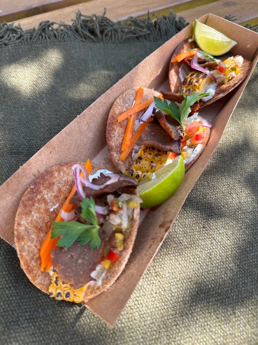 Tacos de kebab com milho, cebola roxa e lima