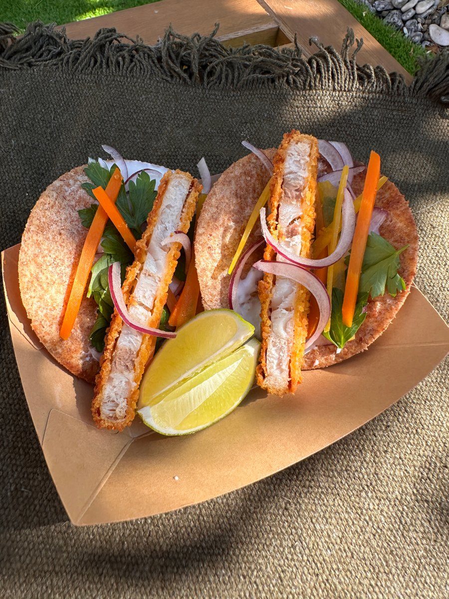Tacos de peixe com cenoura, cebola roxa e lima