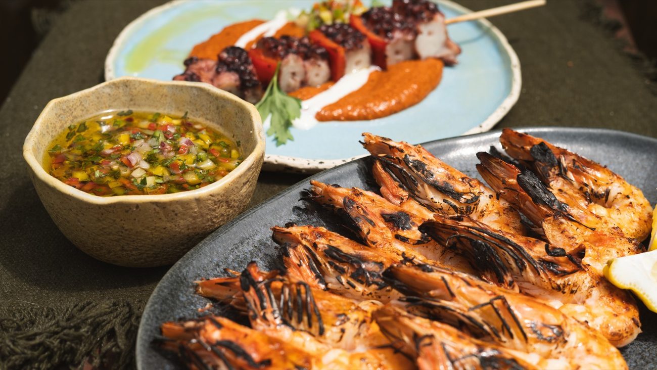 Gambas grelhadas na brasa servidas com molho chimichurri