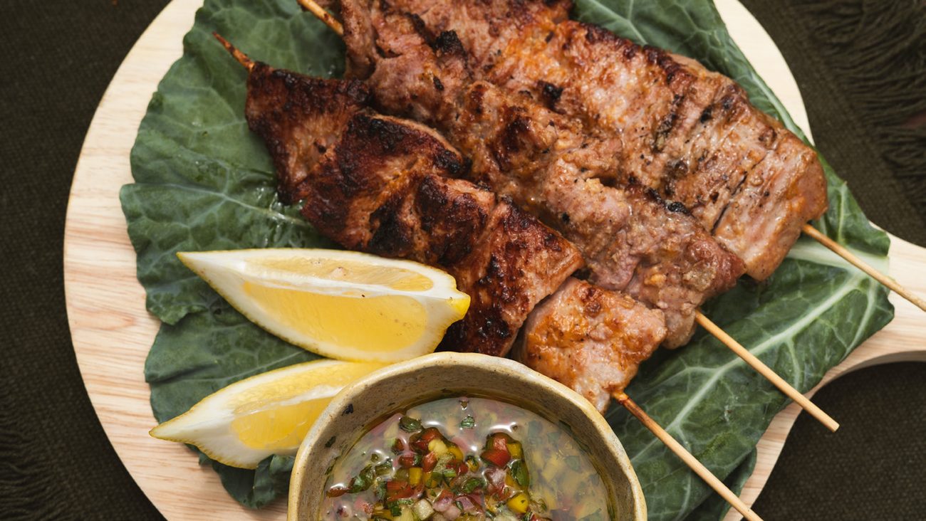 Picanha grelhada na brasa, fatiada e servida com chimichurri, em prato de degustação