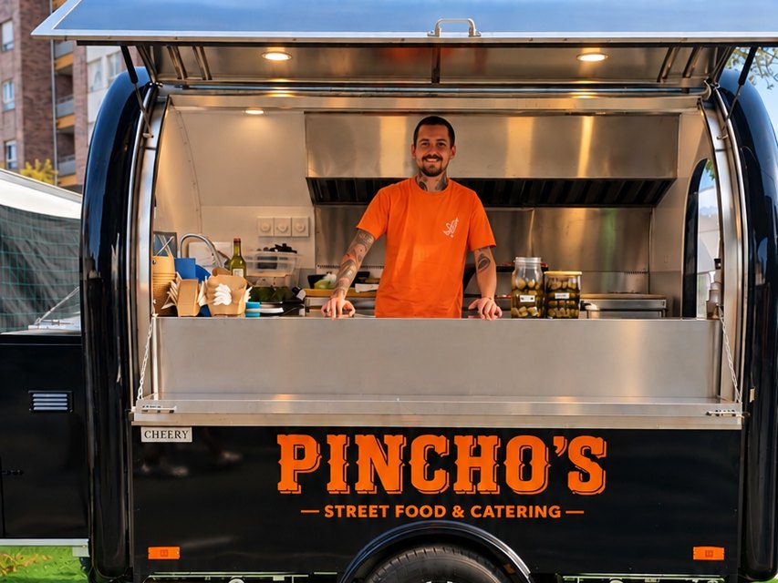 A food truck da Pincho's aberta, com o chef Anderson ao balcão